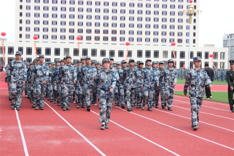 中华网报道万人 共赏，河北外国语学院2025级新生军训汇演精彩落幕